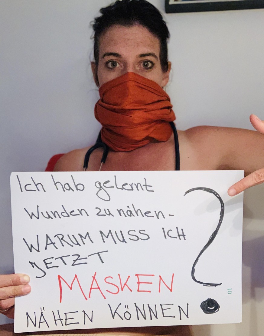 Mit den Nacktbildern wollen Ärzte von #blankebedenken zeigen, dass auch sie ohne Schutzkleidung verletzlich sind.