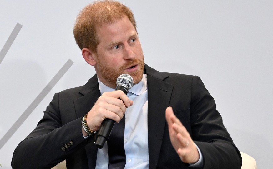 ARCHIV - 10.10.2023, USA, New York: Der britische Prinz Harry, Herzog von Sussex, sitzt anlässlich des Welttag für psychische Gesundheit beim Elterngipfel &quot;Mentales Wohlbefinden im digitalen Zeit ...