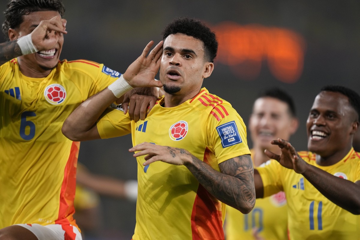 Colombia&#039;s Luis Diaz, center, celebrates with teammates after scoring his first opening goal against Paraguay during a World Cup 2026 qualifying soccer match at Metropolitano Stadium in Barranqui ...