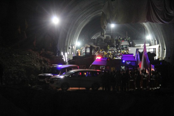 28.11.2023, Indien, Silkyara: Krankenwagen fahren aus dem Tunnel mit den geretteten Arbeitern. Beim Tunnel-Drama in Indien sind alle 41 eingeschlossenen Arbeiter aus dem Berg befreit worden. Foto: Unc ...