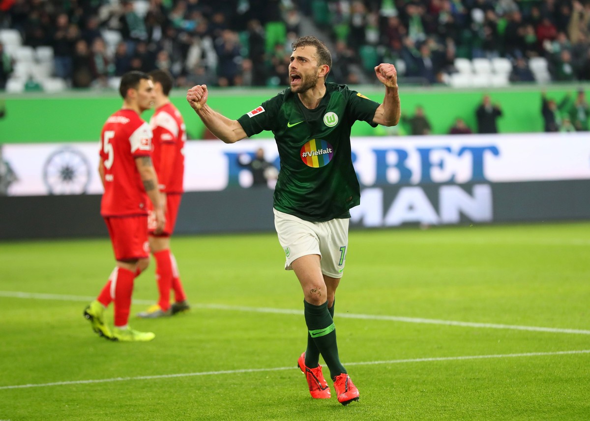 Mehmedi feiert sein Tor im Sondertrikot.