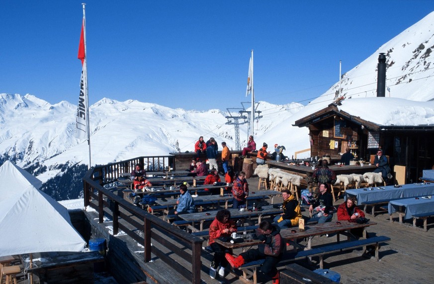 People at ski hut, Davos, Graubunden, Switzerland, Menschen bei Skihütte, Jakobshorn, Graubünden, Alpen, alps, Querformat, horizontal, Freizeit, leisure_time, free_time, Gruppen, groups, Schweiz, Euro ...