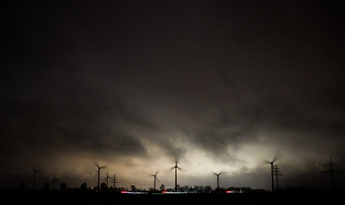 21.12.2023, Niedersachsen, Algermissen: Dunkle Wolken ziehen