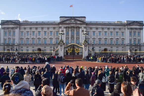 ARCHIV - 09.01.2023, Großbritannien, London: Eine Menschenmenge versammelt sich vor dem Buckingham-Palast, um die Wachablösung mitzuerleben. Am Buckingham-Palast ist es am Dienstagabend zu einem Zwisc ...