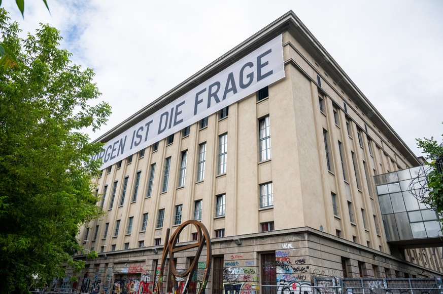 07.07.2021, Berlin: &quot;Morgen ist die Frage&quot; steht auf einem riesigen Transparent am Geb