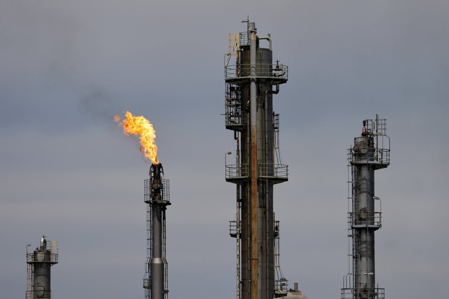 IMAGO Nature: Unsere Erde, Energiequellen, Erdgas Hochfackel an der Rheinland Raffinerie des Öl- und Gas-Konzern Shell am Standort in Wesseling. Wegen der angespannten Lage auf den Gasmärkten hat die  ...