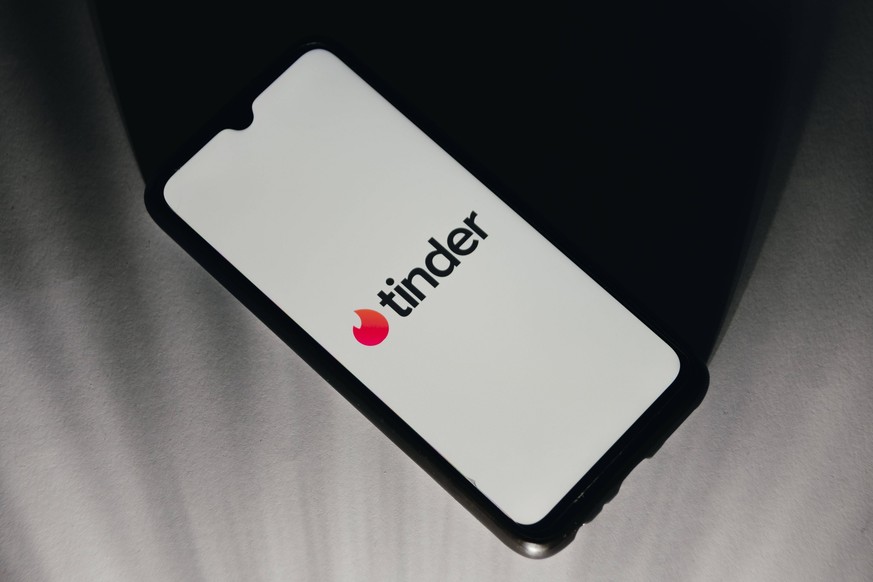 Logo Photo Illustration In this photo illustration a Tinder logo is displayed on a smartphone screen in Athens, Greece on January 20, 2023. Athens Greece PUBLICATIONxNOTxINxFRA Copyright: xNikolasxKok ...