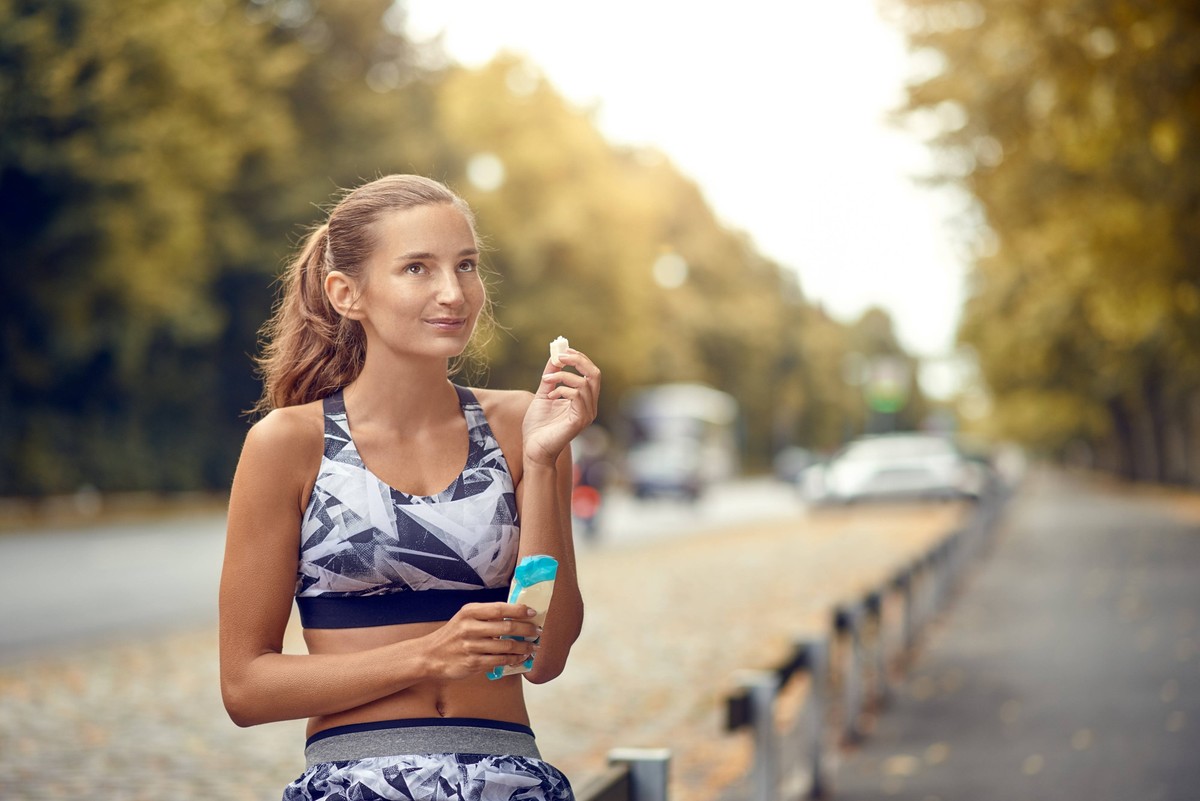 essen,snack,sportlerin *** eating,snack,sportswoman p4f-ih0,model released, Symbolfoto