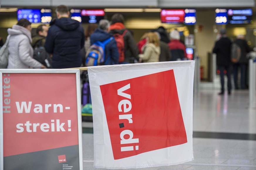 Warnstreik von Verdi Politik, Gesellschaft, Verkehr: Am Flughafen Düsseldorf fallen zahlreiche Flüge aus, vereinzelt warten Fluggäste, Die Gewerkschaft Ver.di streikt am Flughafen Düsseldorf, Im Zuge  ...