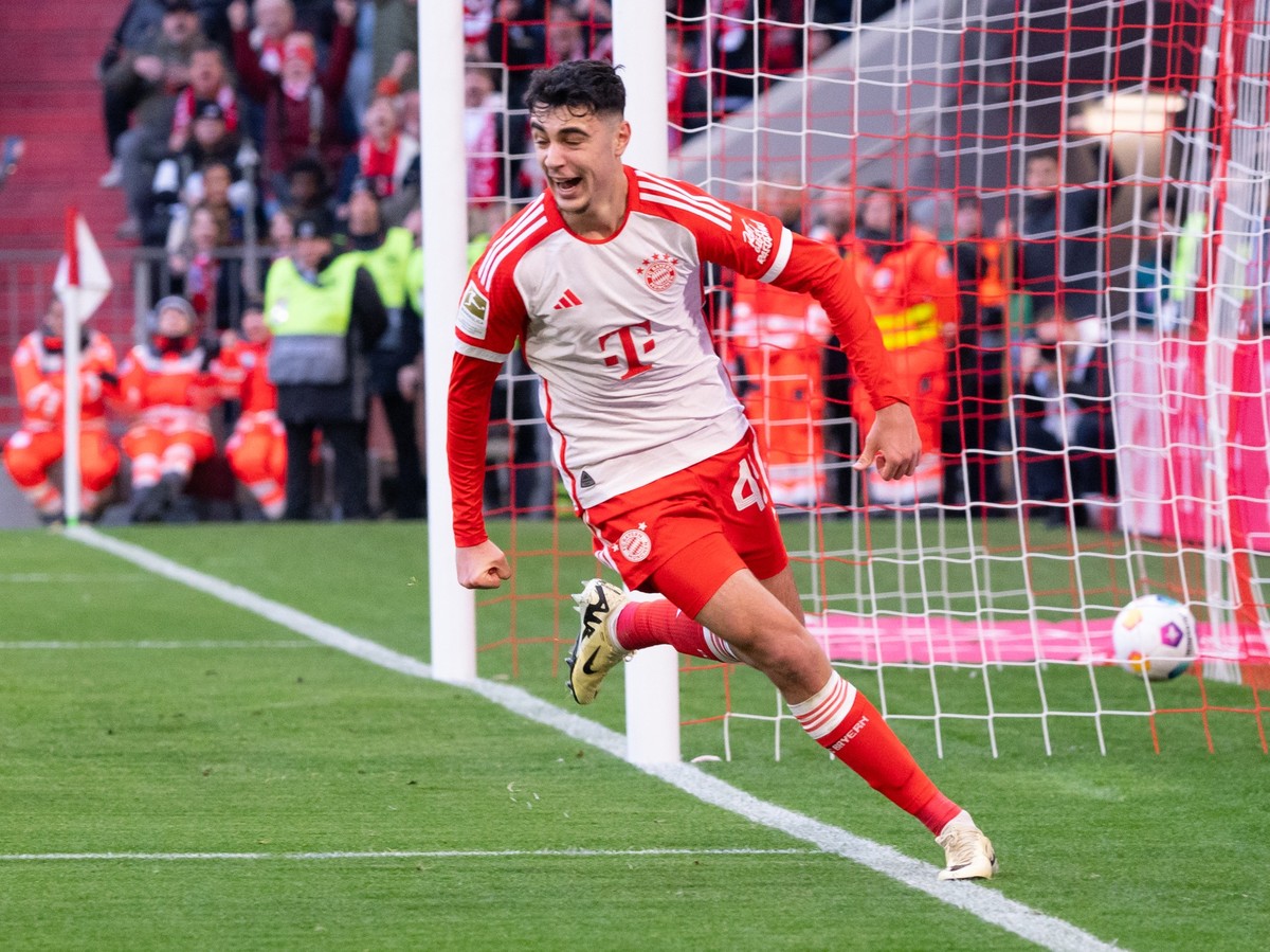 03.02.2024, Bayern, M�nchen: Fu�ball: Bundesliga, Bayern M�nchen - Borussia M�nchengladbach, 20. Spieltag, in der Allianz Arena. Aleksandar Pavlovic von M�nchen jubelt �ber sein Tor zum 1:1. Foto: Nik ...