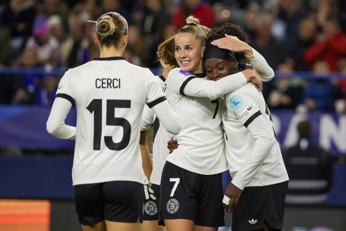 Caen, Frankreich 28. Oktober 2025: UEFA Nations League Women - 2025/2026 - Frankreich vs. Deutschland Im Bild: v.li. die Dritte Torsch