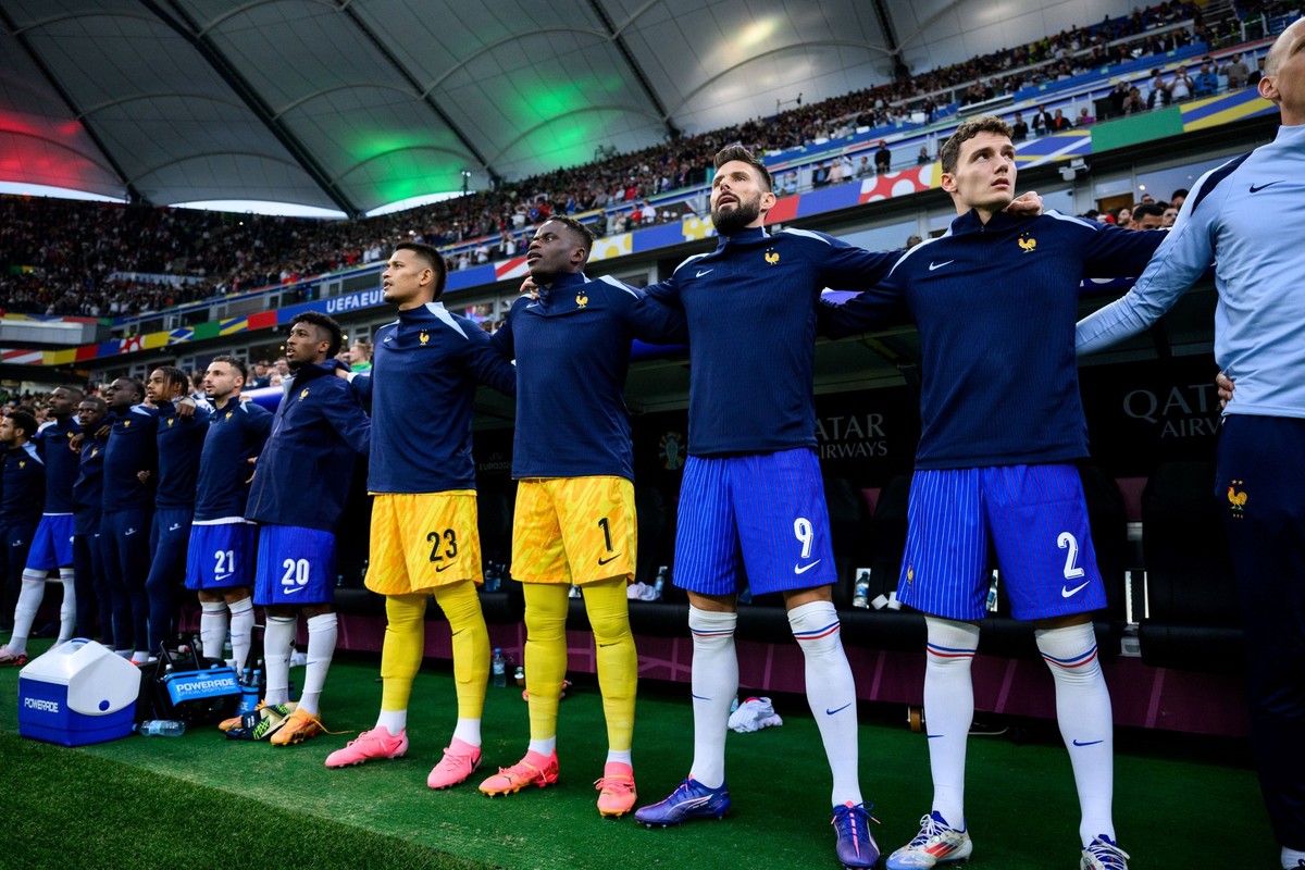 Benjamin Pavard (rechts) hat beim Aufwärmen alten Bekannten einen Besuch abgestattet.