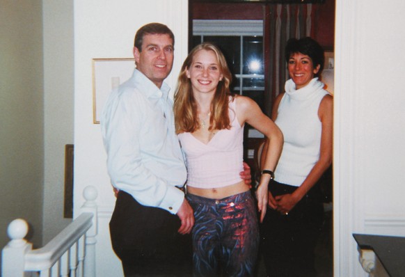 Ein Foto von 2001: Prinz Andrew mit Virginia Giuffre im Arm. Die damals 17-Jährige wirft ihm vor, sie vergewaltigt zu haben. Rechts im Bild die im Zusammenhang mit dem Epstein-Missbrauchsskandal bereits verurteilte Ghislaine Maxwell.