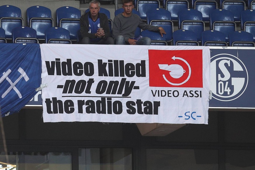 02.09.2018, Fussball, Saison 2018/2019, Bundesliga, 2. Spieltag - FC Schalke 04 - Hertha BSC Fans protestieren gegen den Videobeweis DFL REGULATIONS PROHIBIT ANY USE OF PHOTOGRAPHS AS IMAGE SEQUENCES ...