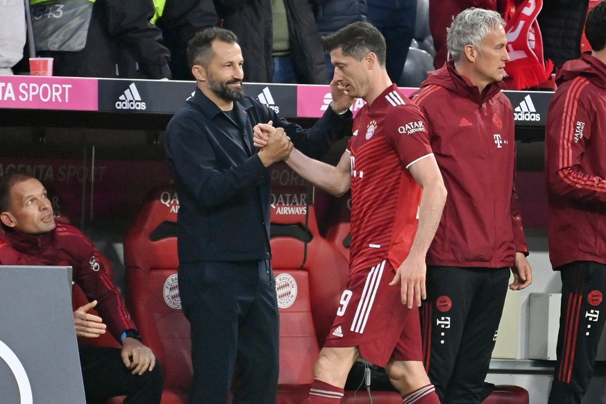 Hasan SALIHAMIDZIC Sportvorstand Bayern Muenchen mit Robert LEWANDOWSKI Bayern Muenchen nach Auswechslung. Deutscher Meister,Meisterschaft. Fussball 1. Bundesliga Saison 2021/2022, 31.Spieltag, Spielt ...