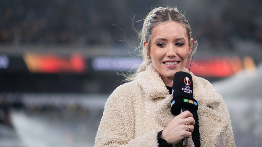 Laura Papendick RTL TV Moderatorin lacht, BEL, Royal Union Saint Gilloise vs. Bayer 04 Leverkusen, Fussball UEFA Europa League, Viertelfinale Rueckspiel, Spielzeit 2022/2023, 20.04.2023 BEL, Royal Uni ...