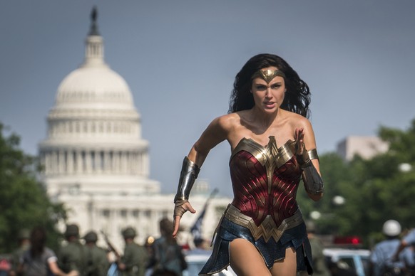 HANDOUT - 24.03.2020, ---: Dieses von Warner Bros. Pictures am 19.11.2020 zur Verf�gung gestellte Foto zeigt die Hauptdarstellerin Gal Gadot als Wonder Woman in einer Szene aus �Wonder Woman 1984�. We ...