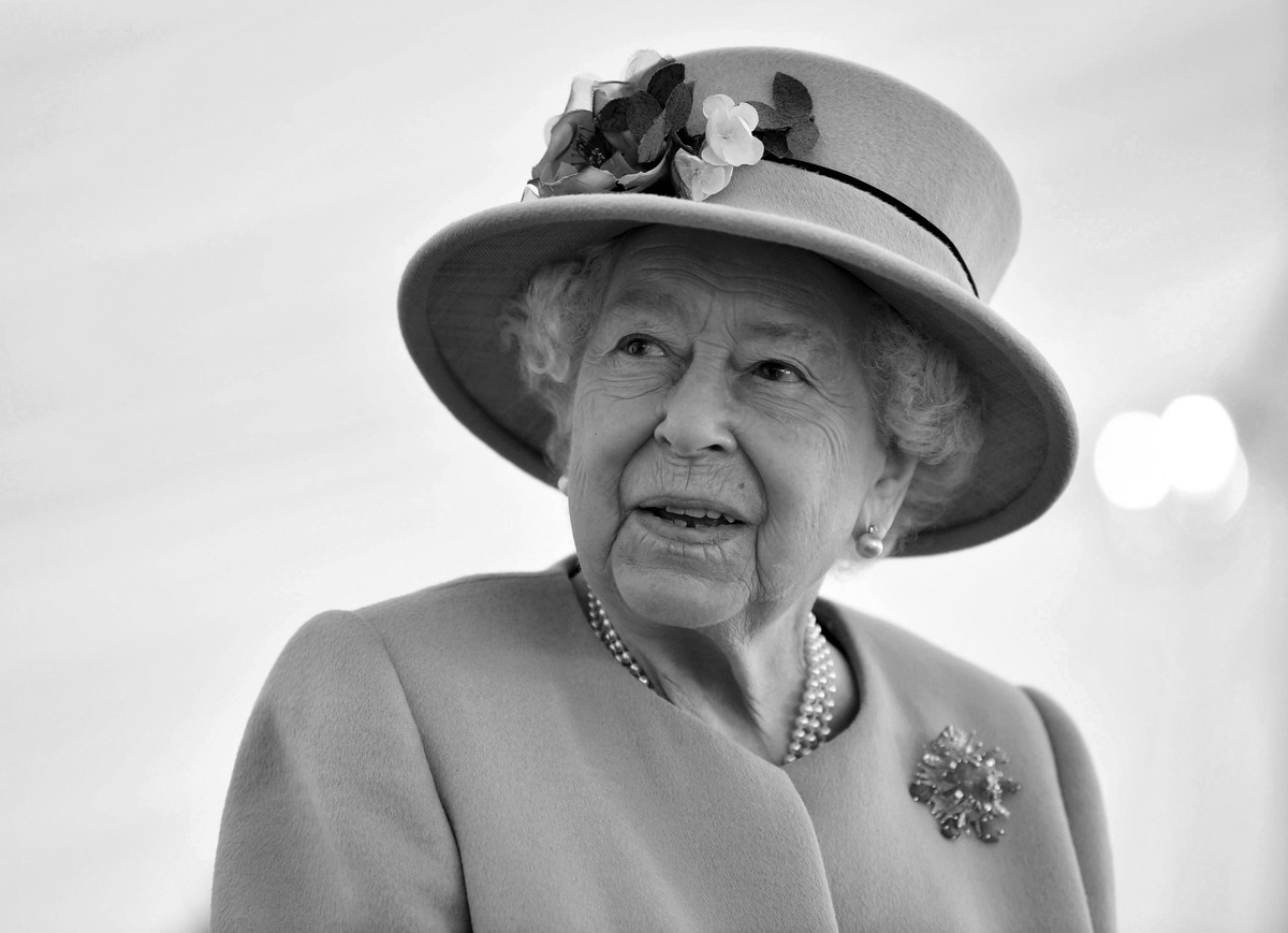 ARCHIV - 15.10.2020, Großbritannien, Porton Down: Die britische Königin Elizabeth II. besucht das Defence Science and Technology Laboratory (DSTL), um sich das Energetics Enclosure und die Ausstellung ...