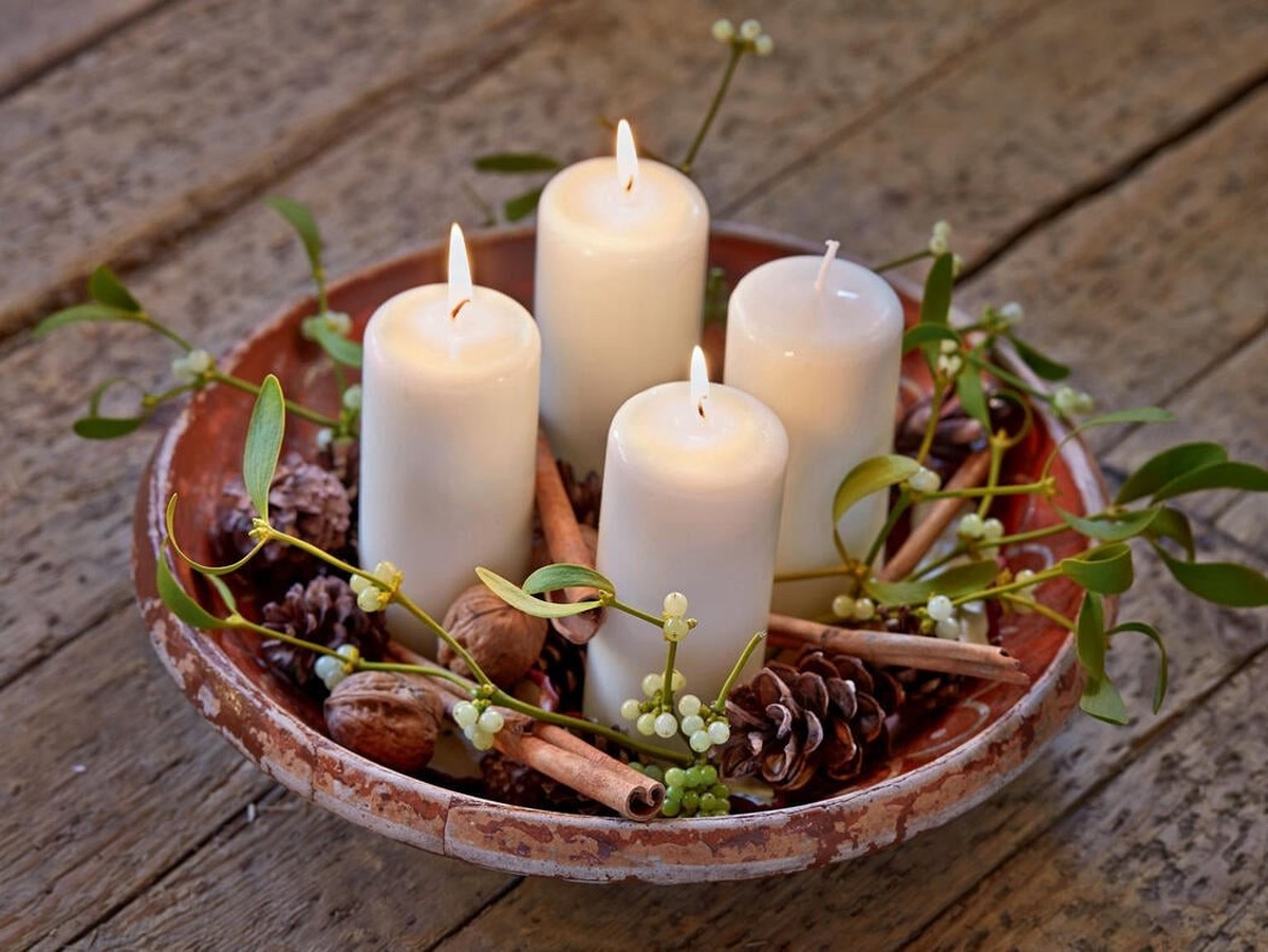 Auch eine große Schale eignet sich für den modernen Adventskranz.