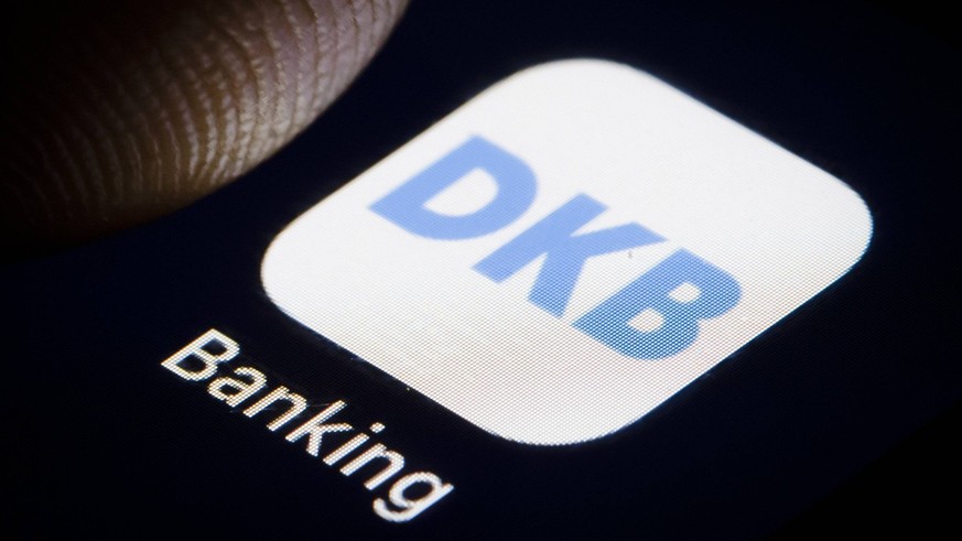 Das Logo der DKB ( Deutsche Kreditbank ) wird auf einem Smartphone angezeigt. Berlin, 02.01.2019. Berlin Deutschland *** The DKB Deutsche Kreditbank logo is displayed on a smartphone Berlin 02 01 2019 ...