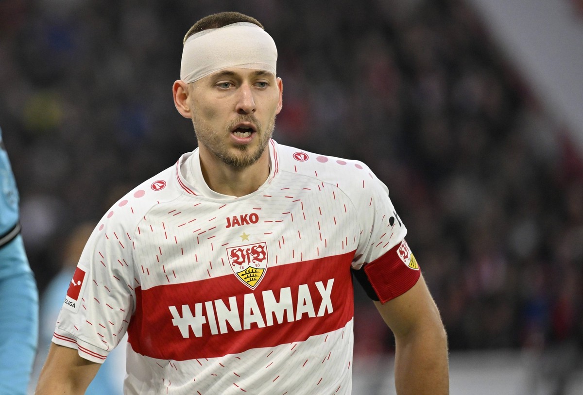 Waldemar Anton VfB Stuttgart 02 verletzt Verletzung Kopfverletzung Turban Kopfverband VfB Stuttgart vs Bayer 04 Leverkusen B04 10.12.2023 DFL REGULATIONS PROHIBIT ANY USE OF PHOTOGRAPHS AS IMAGE SEQUE ...
