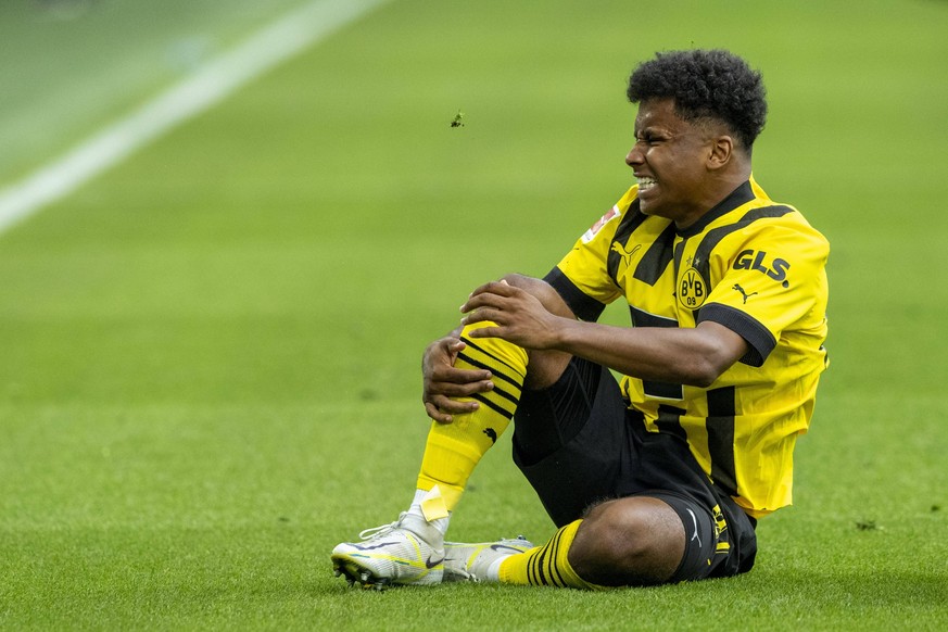 Dortmunds Karim Adeyemi musste sein Bundesliga-Debüt schon nach 23. Minuten verletzungsbedingt abbrechen.  