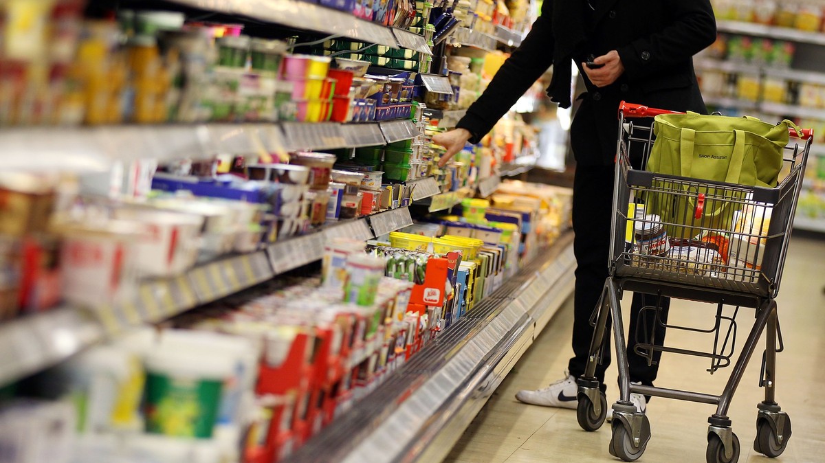 ARCHIV - 12.02.2012, Nordrhein-Westfalen, Köln: Ein Kunde bedient sich im Supermarkt-Regal. (zu dpa: «Mehrheit will bei Zollstreit US-Produkte boykottieren») Foto: Oliver Berg/dpa +++ dpa-Bildfunk +++