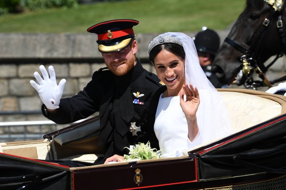 Harry und Meghan, Meghans Diamant-Bandeau aus dem Besitz von Queen Mary Britain s Prince Harry, Duke of Sussex and his wife Meghan, Duchess of Sussex wave from the Ascot Landau Carriage during their c ...