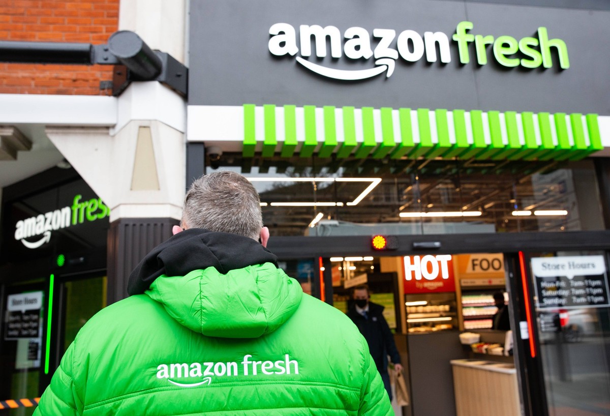 News Bilder des Tages . 04/03/2021. London, United Kingdom. Amazon has opened a till-less grocery store in London - its first just walk out shop outside the US. Visitors to Amazon Fresh scan a smartph ...