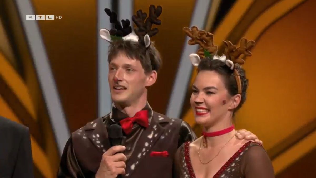 Sportkletterer Moritz Hans und seine Tanzpartnerin Renata Lusin verkleidet als Rentiere.