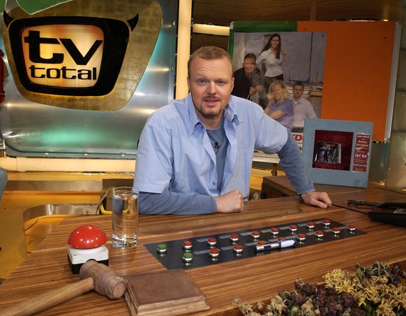 ARCHIV - 17.09.2002, Nordrhein-Westfalen, K�ln: Moderator Stefan Raab sitzt im Studio seiner ProSieben-Show &quot;TV Total&quot;. �TV total� kehrt mit neuen Folgen ins deutsche Fernsehen zur�ck - aber ...