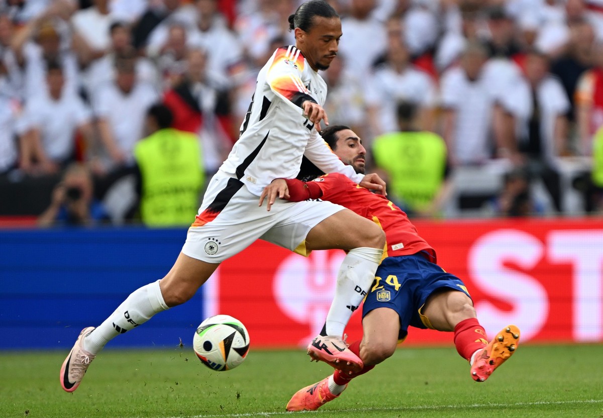 05.07.2024, Baden-Württemberg, Stuttgart: Fußball, UEFA Euro 2024, EM, Spanien - Deutschland, Finalrunde, Viertelfinale, Stuttgart Arena, Deutschlands Deutschlands Leroy Sane und Spaniens Marc Cucurel ...