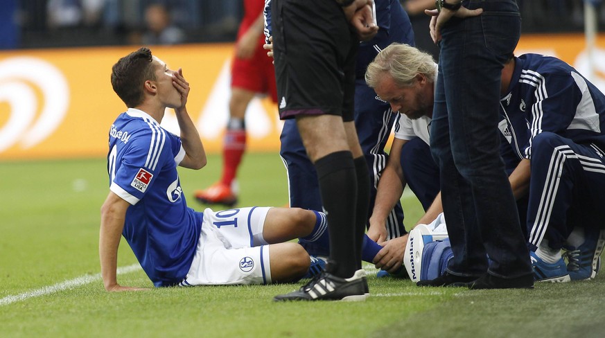 Gelsenkirchen, Veltins-Arena, 11.08.13: Schalkes Julian Draxler nimmt nach einer Verletzung ein Medikament zu sich im Spiel zwischen FC Schalke 04 vs. Hamburger SV am 1. Spieltag der Deutschen Bundesl ...