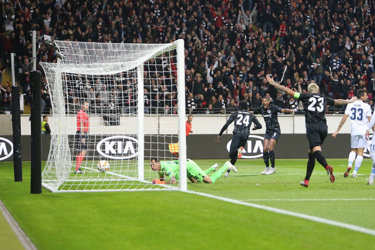 Tor zum 1:0 durch Danny da Costa (Eintracht Frankfurt , Nr. 24) gegen Torwart Silvio Proto (Lazio Rom, 24), f9&lt; und Marco Russ (Eintracht Frankfurt , Nr. 23) jubeln, Torjubel , Eintracht Frankfurt  ...