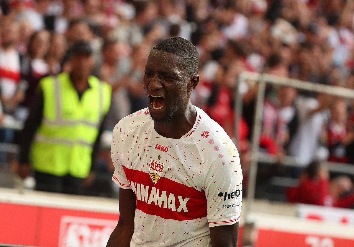 Stuttgart vs. VfL, 1. BL Stuttgart, 07.10.2023, FU�BALL - VfB Stuttgart vs. VfL Wolfsburg, 1. BL, Saison 2023/24. Serhou Guirassy VfB Stuttgart, jubelt mit Mannschaftskollegen nach seinem Tor zum 2:1 ...