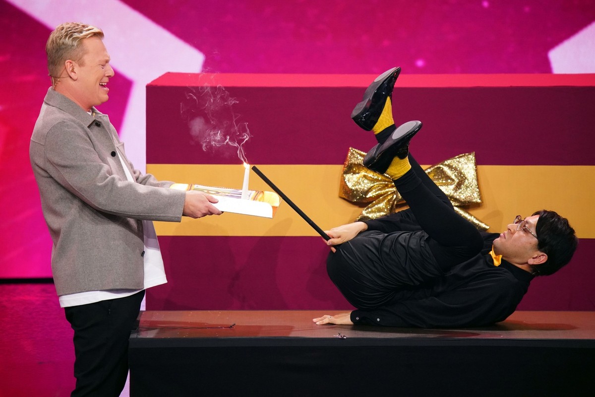 Ichikawa Koikuchi (r.), Comedian aus Japan, mit Moderator Jens Knossi Knossalla.

+++ Die Verwendung des sendungsbezogenen Materials ist nur mit dem Hinweis und Verlinkung auf RTL+ gestattet. +++