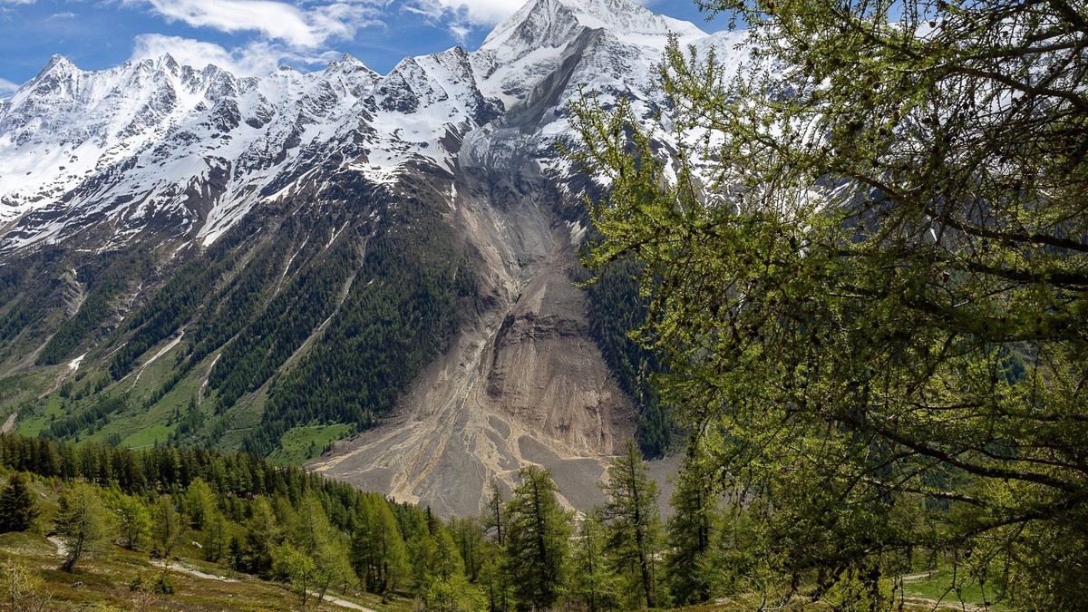 News Bilder des Tages Schweiz, Blatten im Lötschental nach Felssturz CATASTROPHE BLATTEN PHOTOPQR LE DAUPHINE Tom Pham Van Suu 29 05 2025 A Blatten Confédération Helvétique , le 29 mai 2025 On May 28, ...