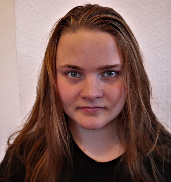 Merit Willemer ist 20 Jahre alt und seit 2019 in der Ortsgruppe Ulm/Neu-Ulm aktiv, außerdem plant sie bundesweite Kampagnen mit. Nebenbei studiert sie Theaterregie.