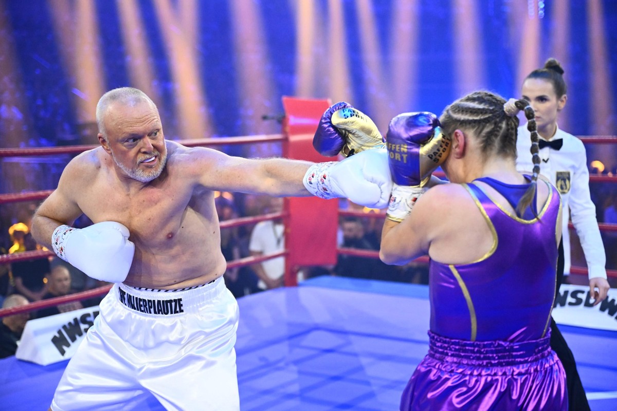 HANDOUT - 14.09.2024, Nordrhein-Westfalen, Düsseldorf: Entertainer Stefan Raab boxt gegen Boxweltmeisterin Regina Halmich bei einem Show Boxkampf im PSD Bank Dome. Raab hat zum dritten Mal eine Nieder ...