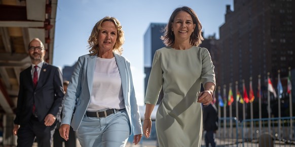 dpatopbilder - 20.09.2023, USA, New York: Annalena Baerbock (r, Bündnis90/Die Grünen), Außenministerin, geht neben Steffi Lemke (Bündnis 90/Die Grünen), Bundesministerin für Umwelt, Naturschutz, nukle ...