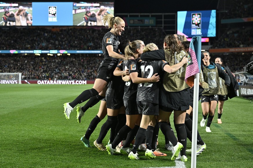 20.07.2023, Neuseeland, Auckland: Fußball, Frauen: WM, Neuseeland - Norwegen, Vorrunde, Gruppe A, 1. Spieltag: Neuseelands Hannah Wilkinson feiert mit ihren Mannschaftskameradinnen nach dem Führungsto ...