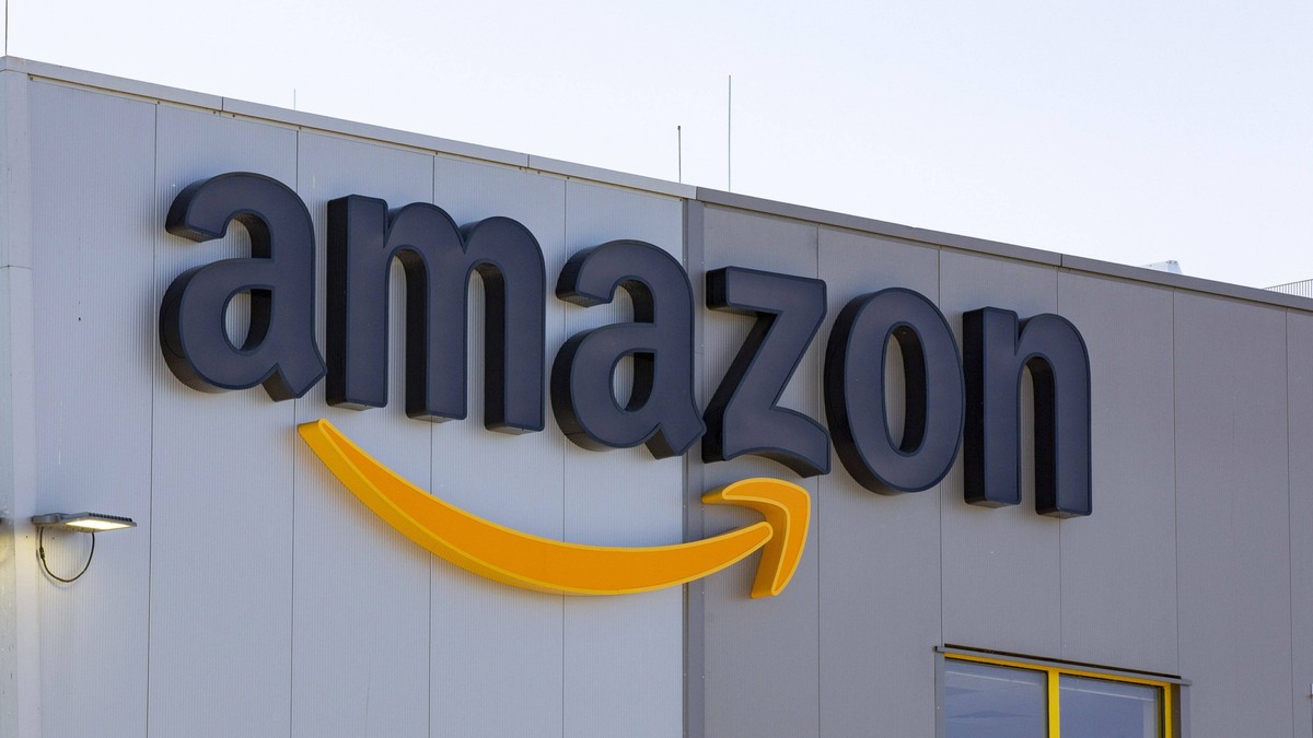 Das Logistikzentrum in Graben. Die Amazon.com, INC ist ein weltweit aufgestellter Onlineversandhändler mit Sitz in Seattle in den Vereinigte Staaten. Amazons Deutschandzentrale befindet sich in Münche ...