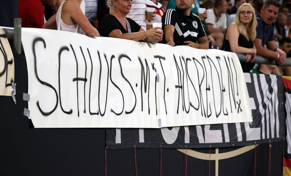 20.06.23 Deutschland - Kolumbien Deutschland, Gelsenkirchen, 20.06.2023, Fussball, FIFA, Freundschaftsspiel, DFB Deutschland - Kolumbien: Fans Plakat Schluss mit Ausreden. *** 20 06 23 Germany Colombi ...