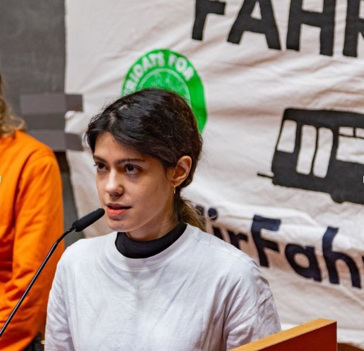 Darya Sotoodeh ist Klimaaktivistin. Sie arbeitet zu den Schnittstellen von sozialer Gerechtigkeit, Antirassismus und Klimaschutz und ist Pressesprecherin von Fridays for Future. Sie lebt und studiert ...