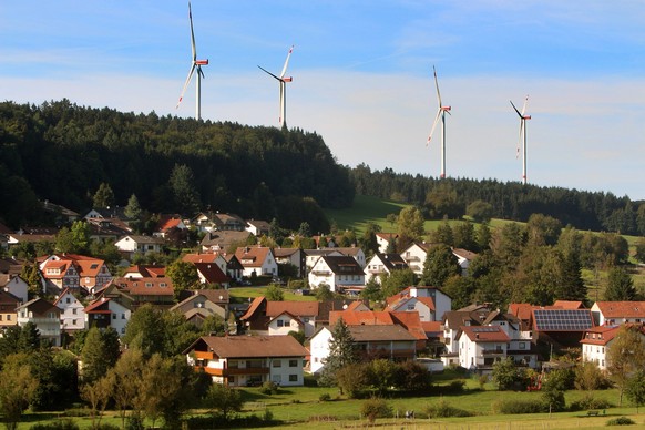 Windkraftanlage mit mehreren Windr�der n stehen in der N�he eines Wohngebiet s in Grasellenbach im Odenwald, Kreis Bergstra�e, Hessen, Deutschland *** Wind turbine with several wind turbines n located ...