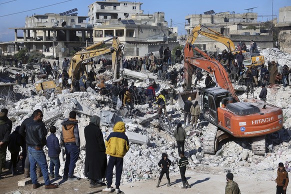 08.02.2023, Syrien, Harem: Rettungskräfte und Anwohner durchsuchen die Trümmer eingestürzter Gebäude nach Überlebenden. Ständige Nachbeben und beschädigte Straßen erschweren die Bewältigung der Notlag ...