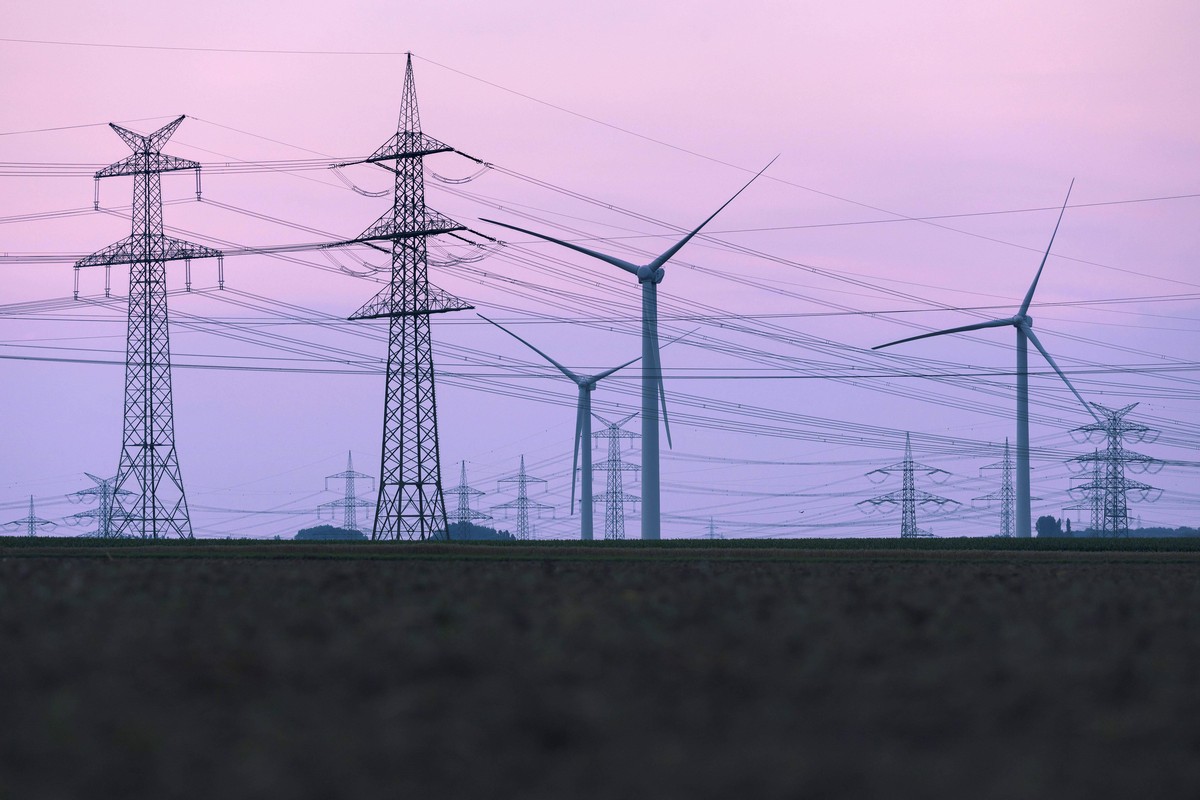Stromleitungen und Windkraftanlagen nahe des Kraftwerk Niederau