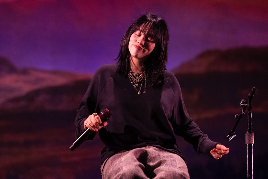 01.06.2022, Nordrhein-Westfalen, Bonn: Popstar Billie Eilish singt auf der B