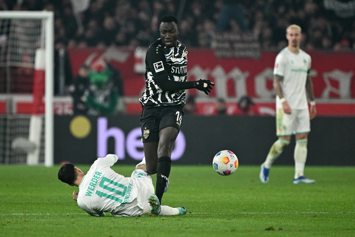 02.12.2023, xjhx, Fussball 1.Bundesliga, VfB Stuttgart - SV Werder Bremen emspor, v.l. Leonardo Bittencourt SV Werder Bremen Silas Katompa Mvumpa VfB Stuttgart DFL/DFB REGULATIONS PROHIBIT ANY USE OF  ...
