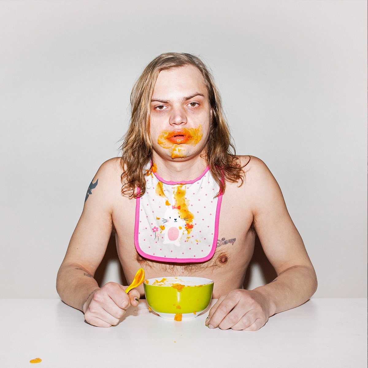 Wilson Gonzalez Ochsenknecht mit einem Lätzchen für den guten Zweck.